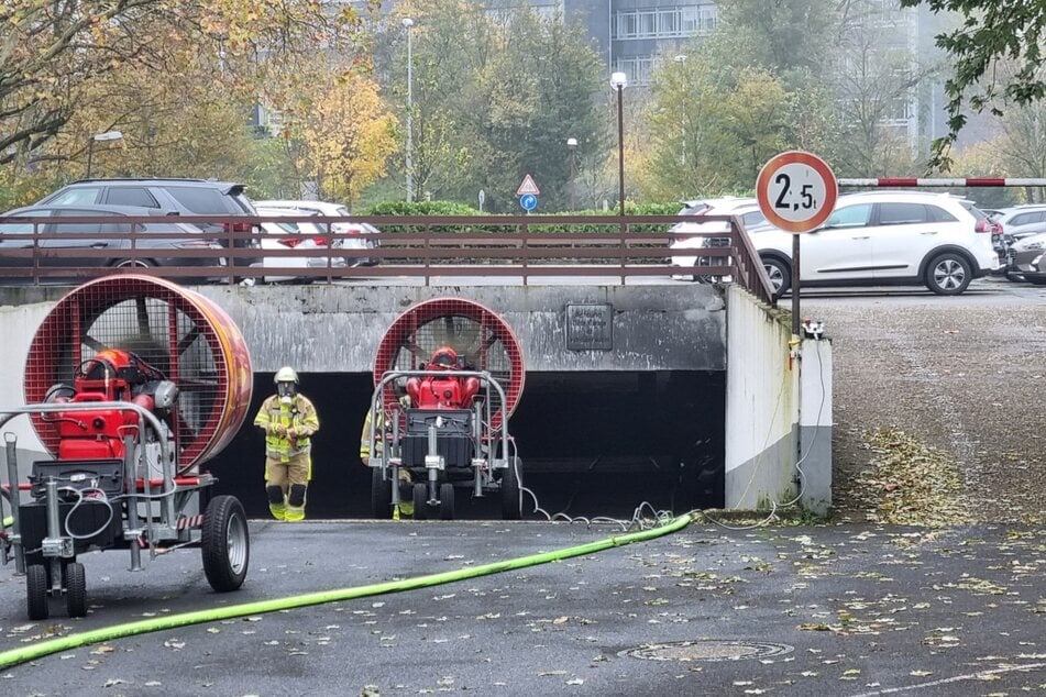 Nachdem der Brand gelöscht war, kamen große Ventilatoren zum Einsatz, um wieder für klare Sicht zu sorgen.