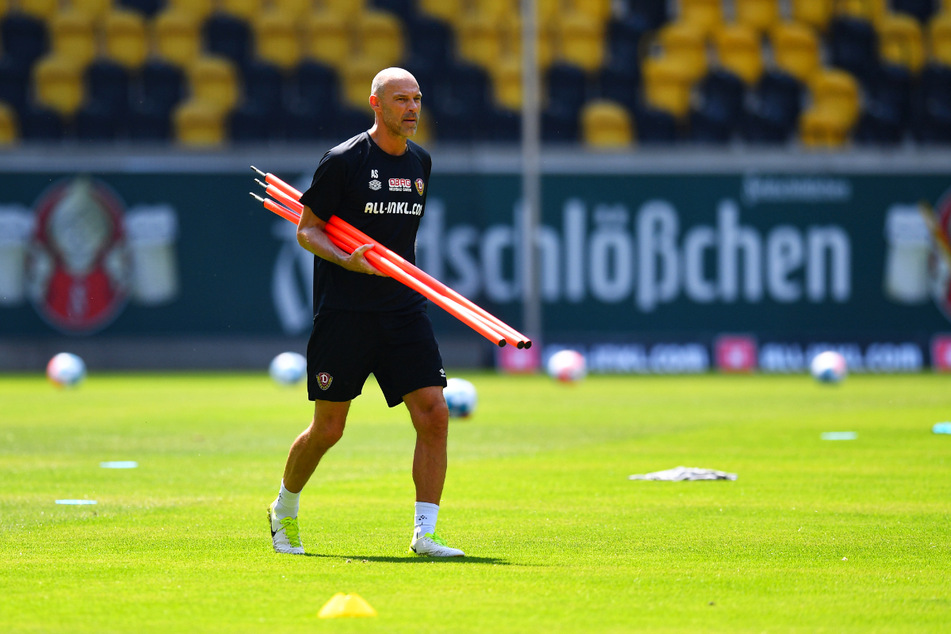 Dynamo-Trainer Alexander Schmidt (52) legte wieder los mit seiner Truppe. Aber er drückte das Gaspedal noch nicht völlig durch.