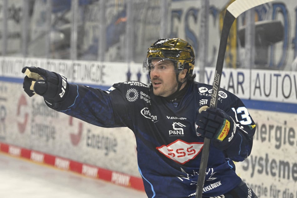 Inzwischen geht Neuzugang Helewka auch mit dem Goldhelm für den besten Scorer voran.
