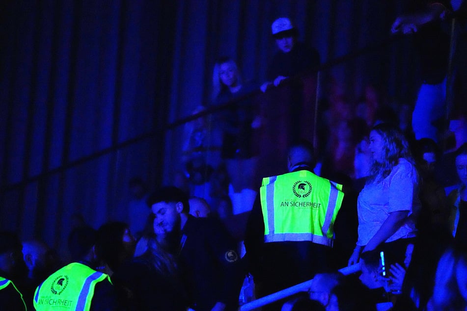 Die Security musste auf die Tribüne.