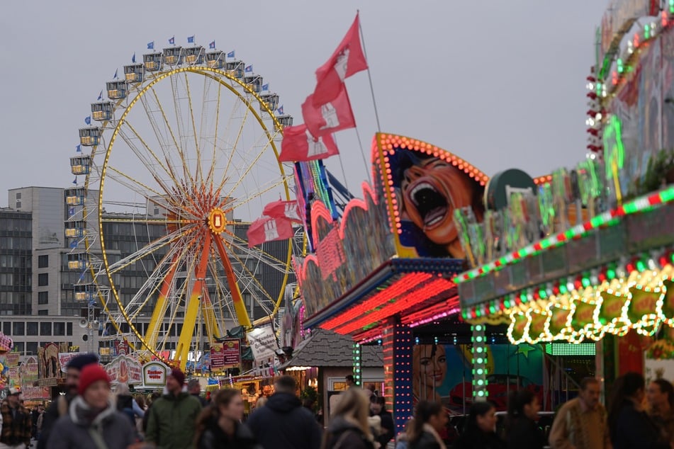 Auf dem Hamburger Dom hat Olaf einen kurzfristigen Job gefunden. (Archivfoto)