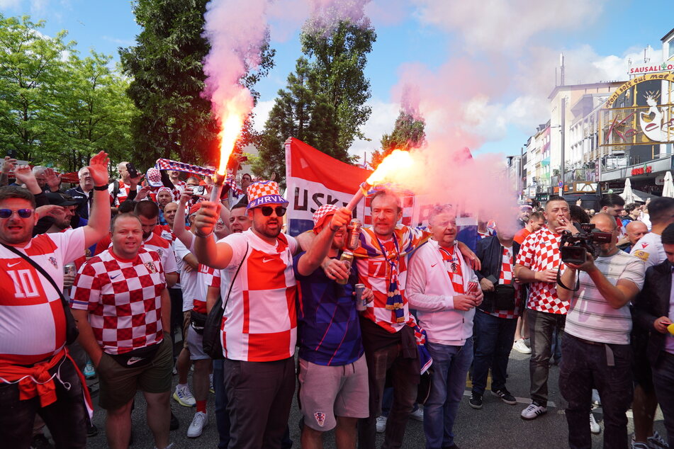 "Pyrotechnik ist doch kein Verbrechen", dachten sich kroatische Fußballfans auf der Reeperbahn.