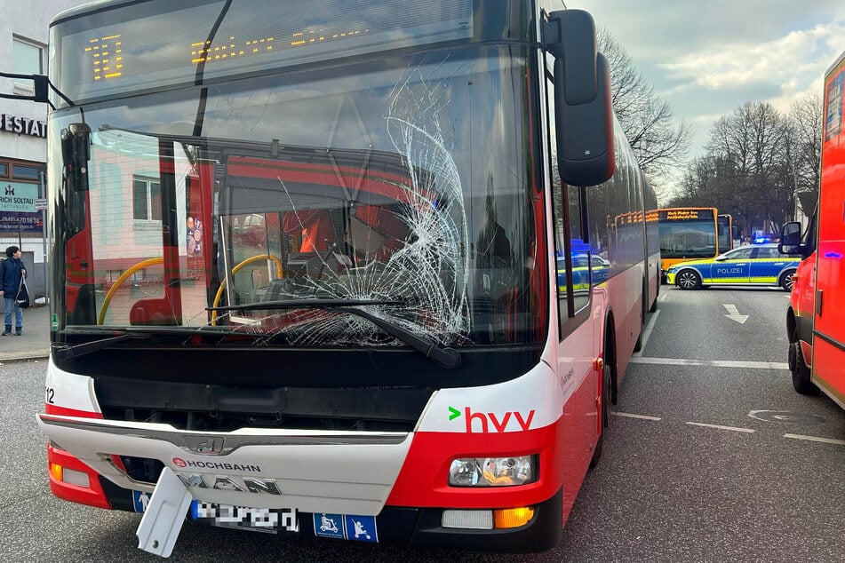 In Jenfeld wiederum wurde ein Fußgänger von einem Linienbus erfasst. Auch er erlitt schwere Verletzungen.