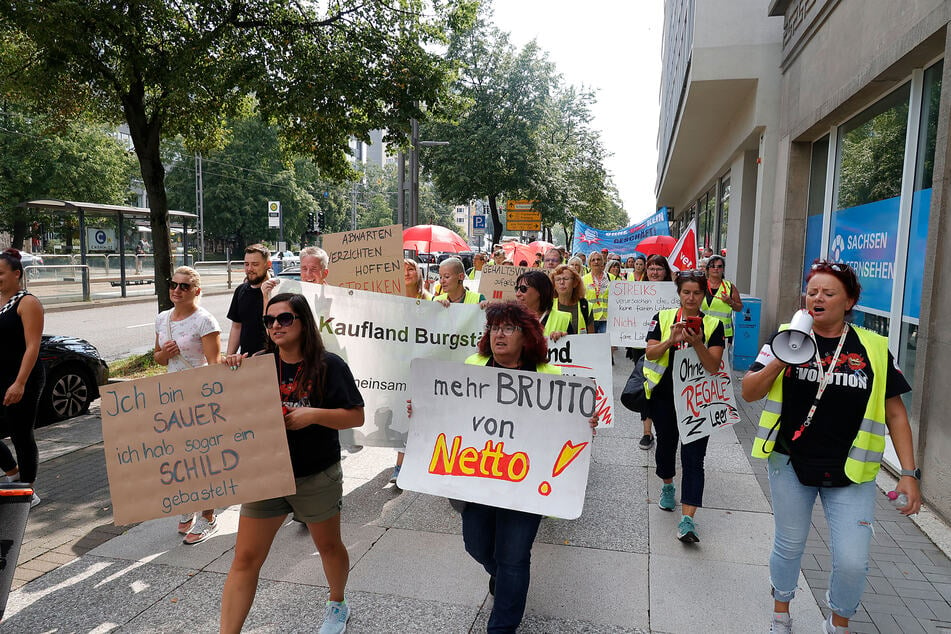 Supermarkt-Mitarbeiter beim Streik am heutigen Donnerstag in der Chemnitzer Innenstadt.