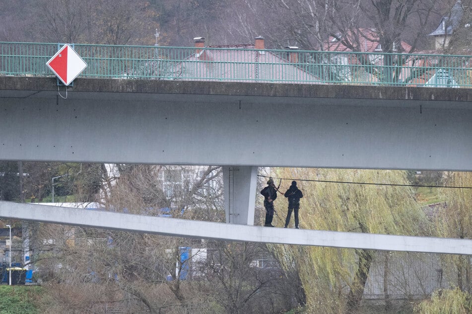 Mitarbeiter des Landesamts für Straßenbau und Verkehr prüfen die Brücke derzeit auf Herz und Nieren. Sie sind vorsichtshalber mit Seilen gesichert.