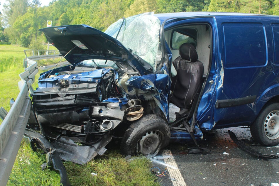 Der Fiat wurde bei dem Zusammenstoß mit dem Opel schwer beschädigt, beide Insassen wurden verletzt.