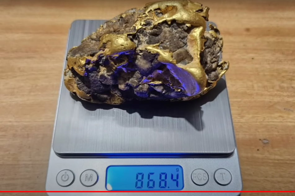 Die Waage zeigt 868,4 Gramm. Bei einem geschätzten Goldgehalt von 75 Prozent wären das 651,3 Gramm reines Gold.