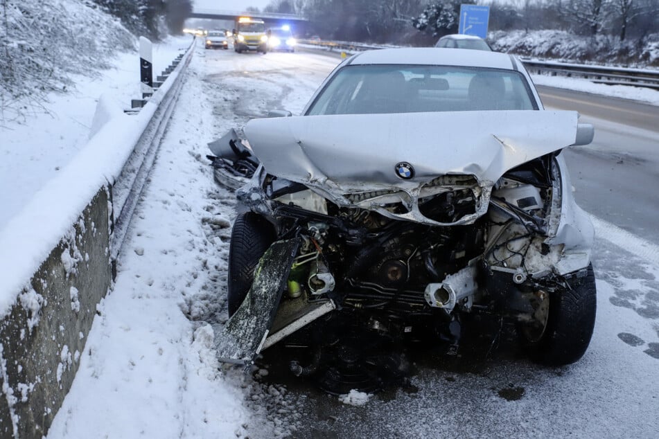 Der BMW war auf der A23 bei Elmshorn ins Schleudern geraten und in die Leitplanke gekracht.