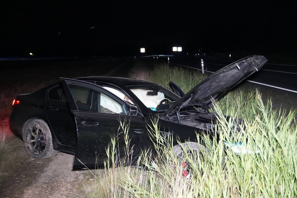 Endstation Straßengraben: Ein BMW kam an der A14-Abfahrt Kleinpösna bei Leipzig von der Fahrbahn ab.