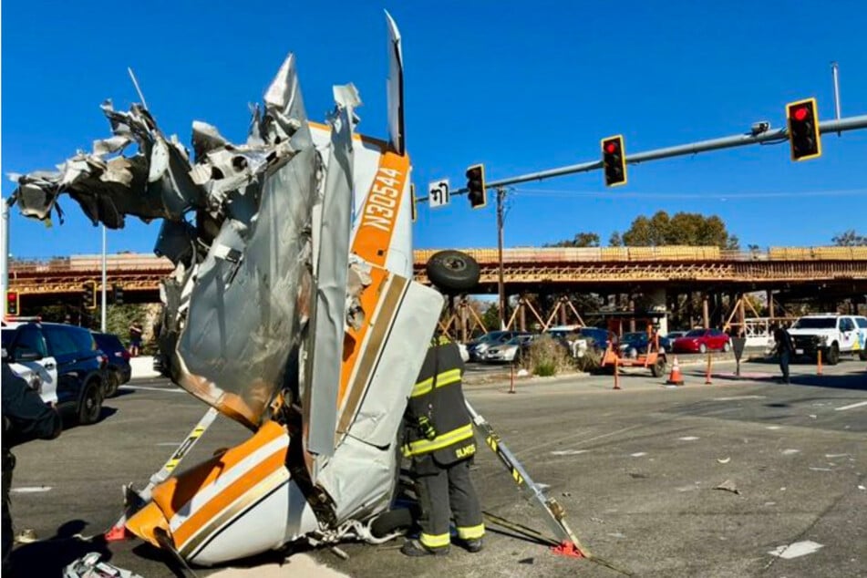 Drei Insassen des Flugzeugs wurden verletzt.
