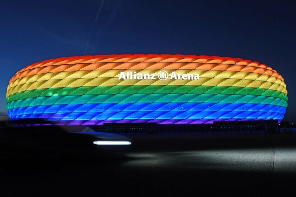 Mehrere Fraktionen des Münchner Stadtrats wollen die EM-Arena beim Spiel Deutschland gegen Ungarn in Regenbogenfarben beleuchtet sehen. (Archiv)