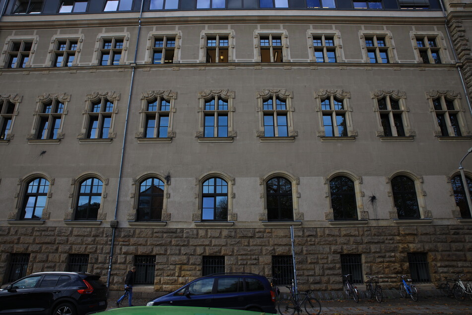 An mehreren Stellen wurde die Fassade verunreinigt.