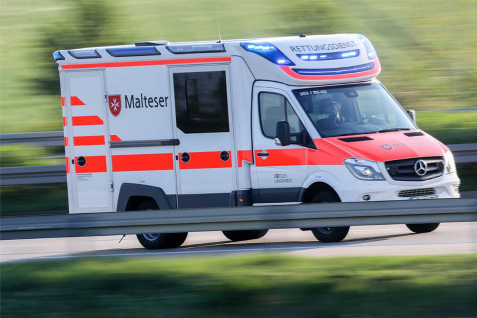 Tragischer Unfall bei Pforzheim: 22-Jähriger prallt gegen Baum und stirbt