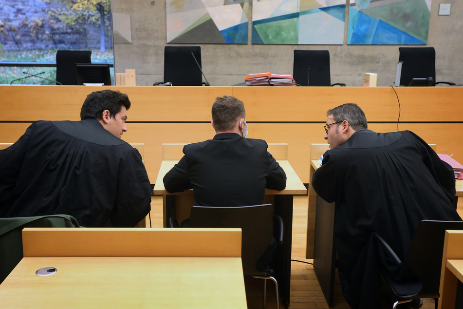 Der 23-jährige Angeklagte sitzt im Landgericht zwischen seinen Anwälten Hans-Jochen Schrepfer (r.) und Tilman Michler auf der Anklagebank.