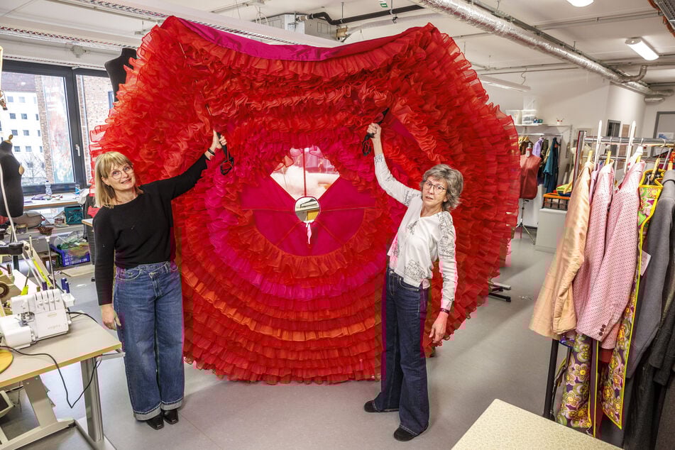 Echt riesig: Katrin Falkenberg (60, r.) und Annette Opitz (55) zeigen die Größe der Cancan-Röcke.