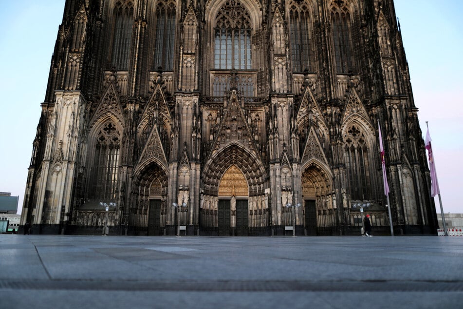 Köln: Domplatte in Köln gesperrt: Herrenlose Tasche sorgt für Polizeieinsatz