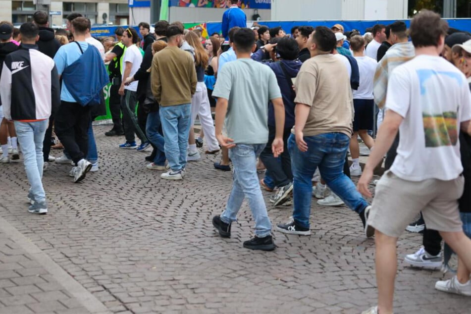 Unwetter in Leipzig: Augustusplatz-Public-Viewing erneut geräumt