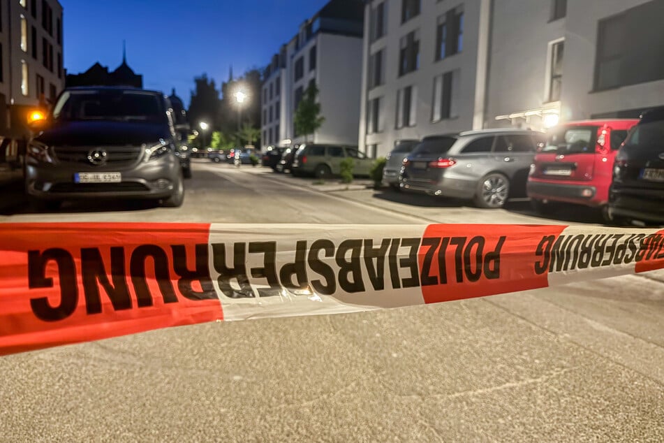 Anwohner hörten aus der Wohnung Knallgeräusche, dann wurden die Leichen entdeckt.