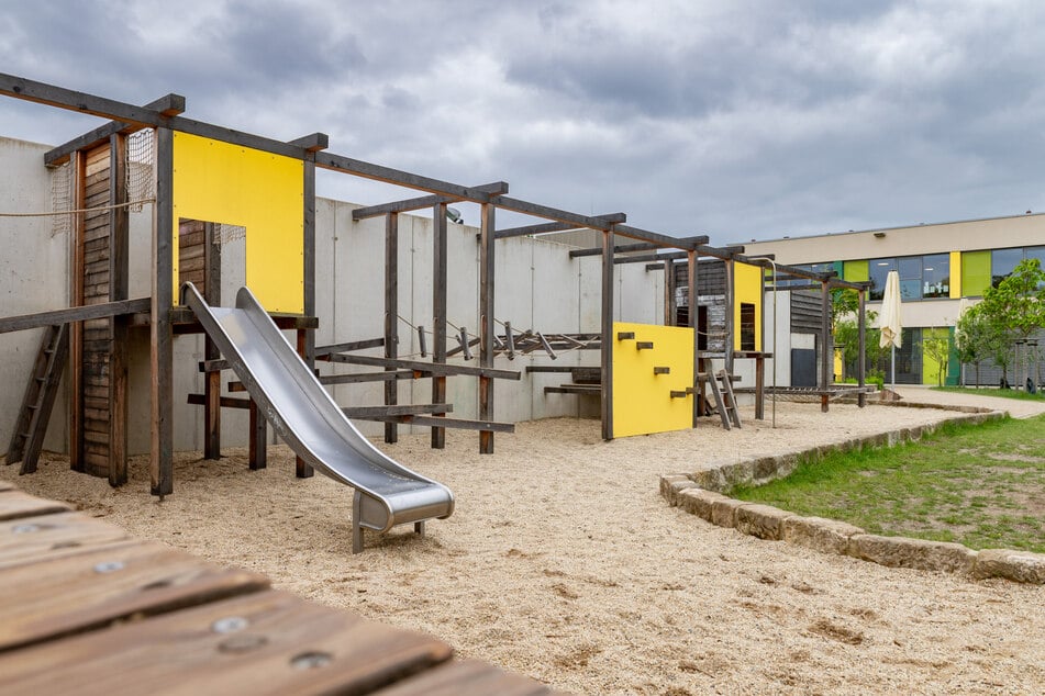 Noch sieht die Lärmschutzwand in der Kindertageseinrichtung "Marta" grau aus.