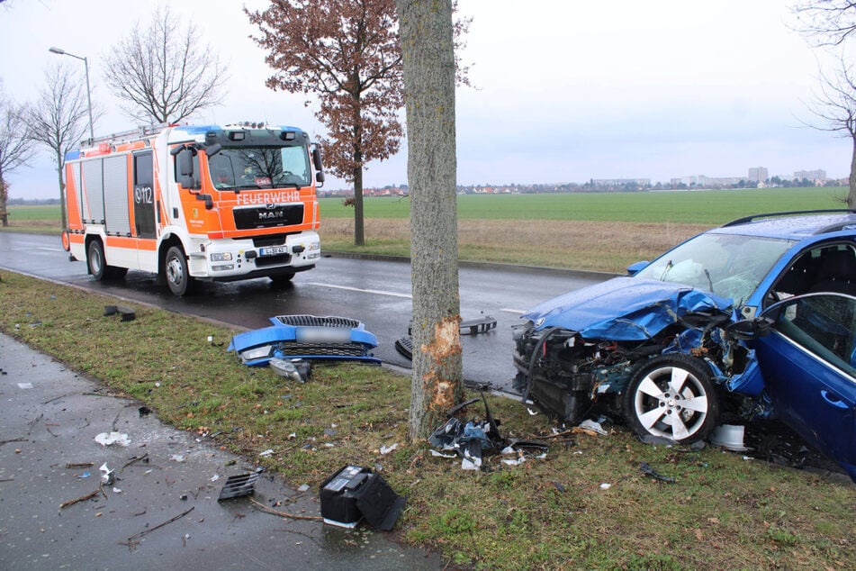 Ein blauer Skoda ist am Freitagmittag auf der Leipziger Rippachtalstraße gegen einen Baum gekracht.