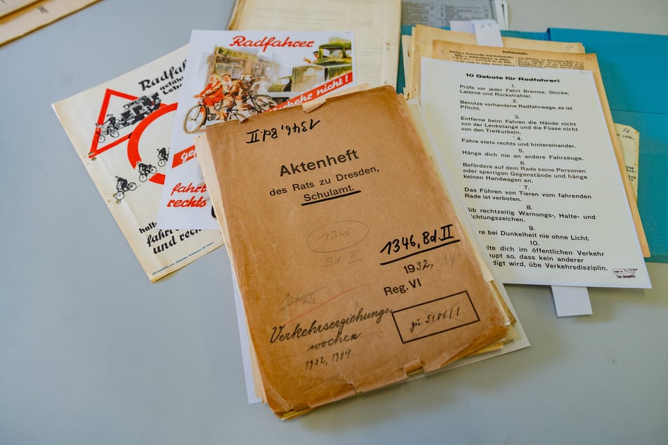 In dieser Akte des Dresdner Schulamts verbergen sich kuriose Dokumente von früher, etwa ein Flyer mit der Überschrift "10 Gebote für Radfahrer!".