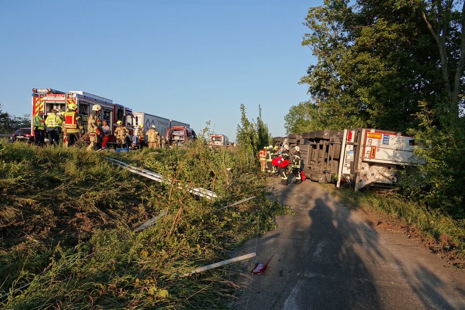 Der Truck blieb auf der Beifahrerseite neben der Fahrbahn liegen.