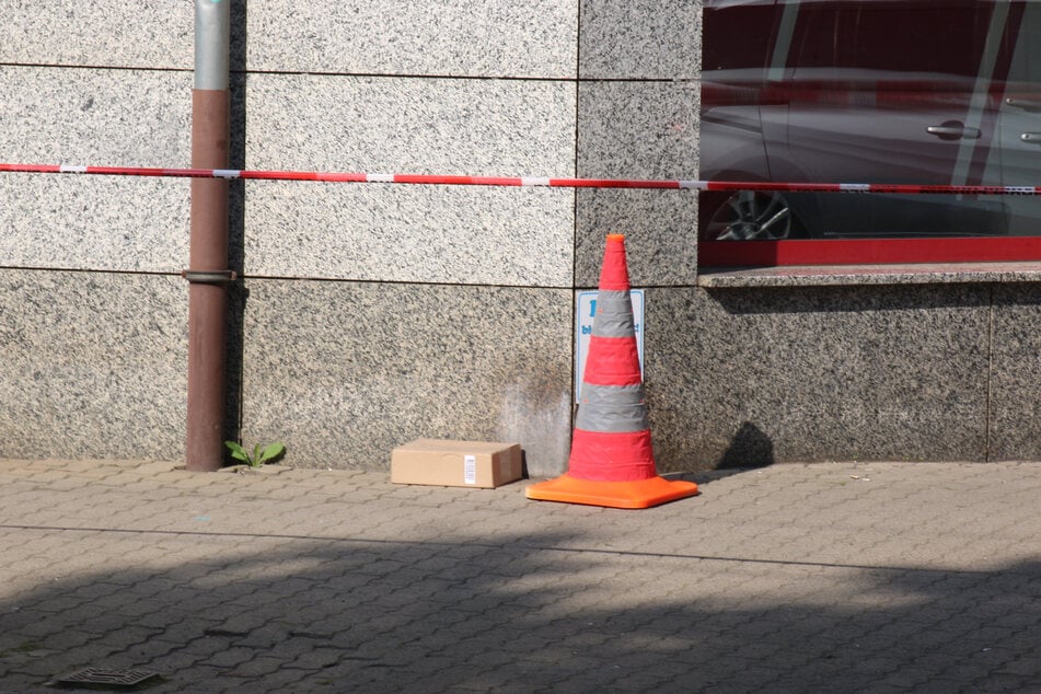 Eine Passantin hatte um 9.20 Uhr ein verdächtiges Paket vor einer Fahrschule entdeckt. Wie sich später herausstellte, war das Paket leer.