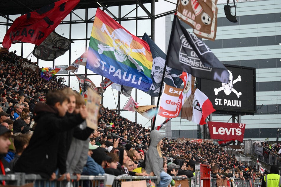 Einige St.-Pauli-Fans wünschen sich schon lange eine neue Stadion-Hymne.