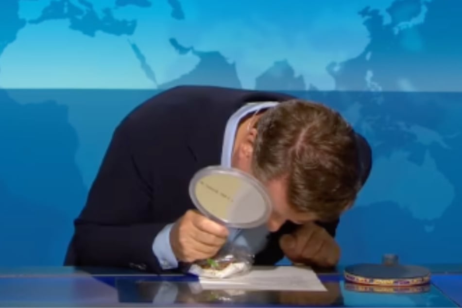 Das kleine Tier krabbelte ihm nicht nur im Haar rum, der 62-Jährige verschluckte es auch noch - inklusive anschließendem Lachflash.
