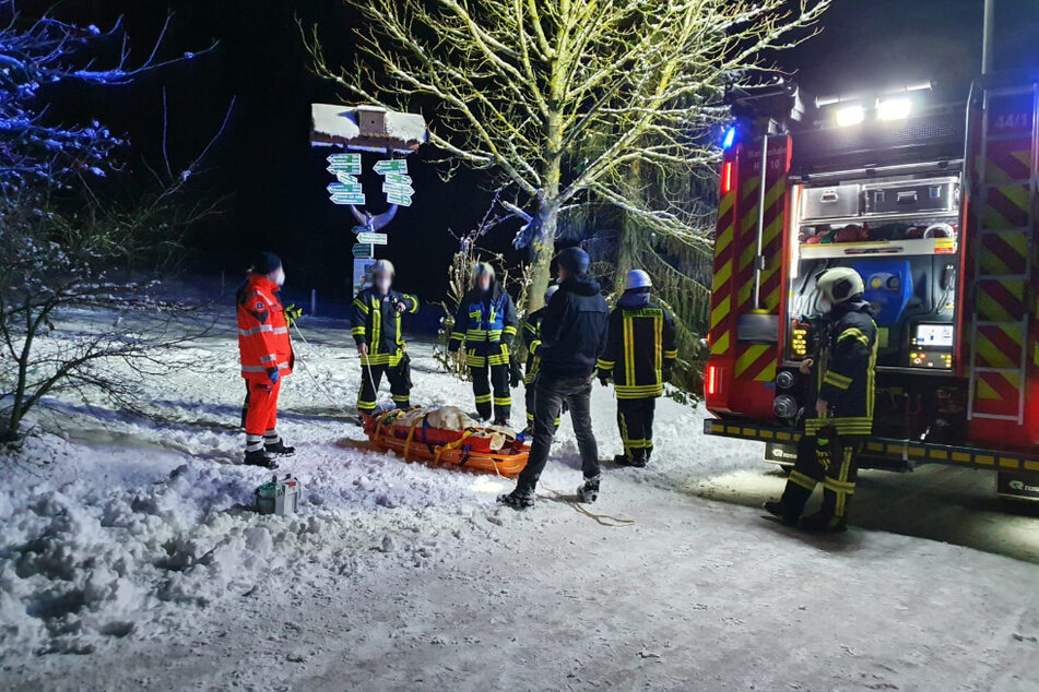 Die verletzte Frau liegt in einer Schleifkorbtrage.
