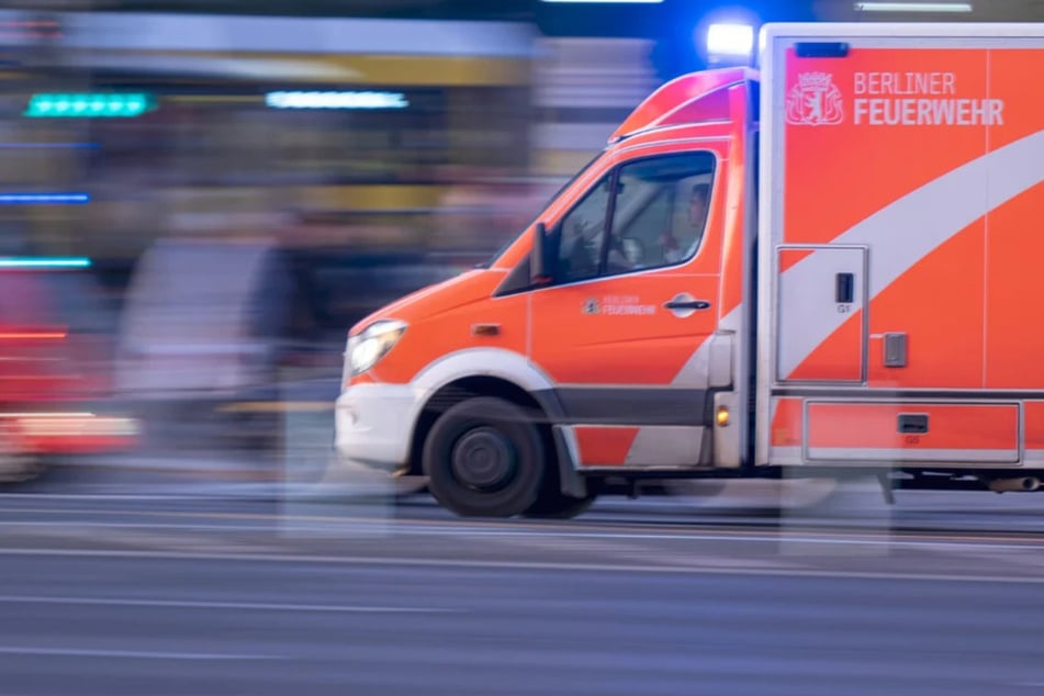 Rettungskräfte brachten die 82-Jährige in ein Krankenhaus. (Symbolbild)