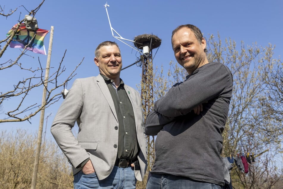 Bürgermeister Rico Pfeiffer (48, l.) und Architekt Gunnar Sellien warten auf ein gefiedertes Brautpaar. Im Hintergrund ist der Mast mit Kamera zu sehen.