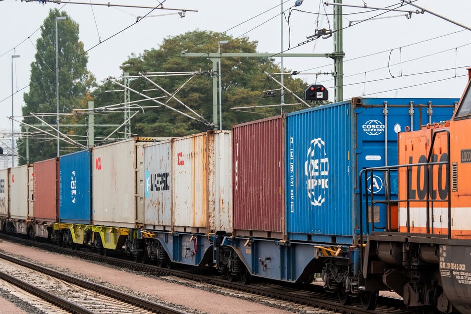 Auf fahrenden Güterzug aufgesprungen? Großer Polizei-Einsatz an NRW-Bahnhof beendet
