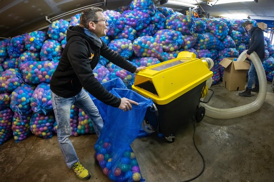 Nach den Badeeinsätzen ist Putzen angesagt: Dollers Bällewaschanlage kann pro Stunde 10.000 Kugeln säubern.
