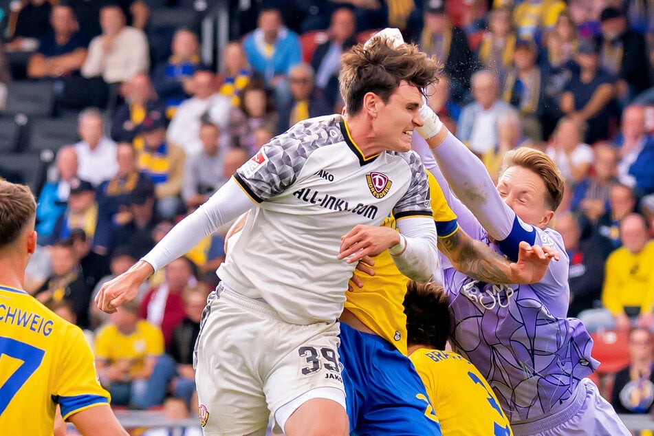 Keller bei seinem Tor zum 2:2 in Braunschweig. Der Kopf von Kevin Ehlers (25, dahinter) und die Fäuste von Ron Thorben Hoffmann (27, r.) verursachten seine Gehirnerschütterung.