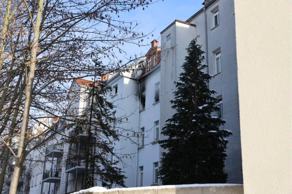 Hier stand eine Wohnung in Flammen. Der Bewohner wurde dabei verletzt.