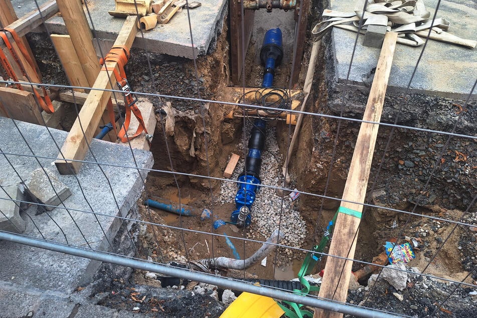 Da auch unterirdische Leitungen erneuert werden, sind teilweise tiefe Gräben auf der Baustelle.