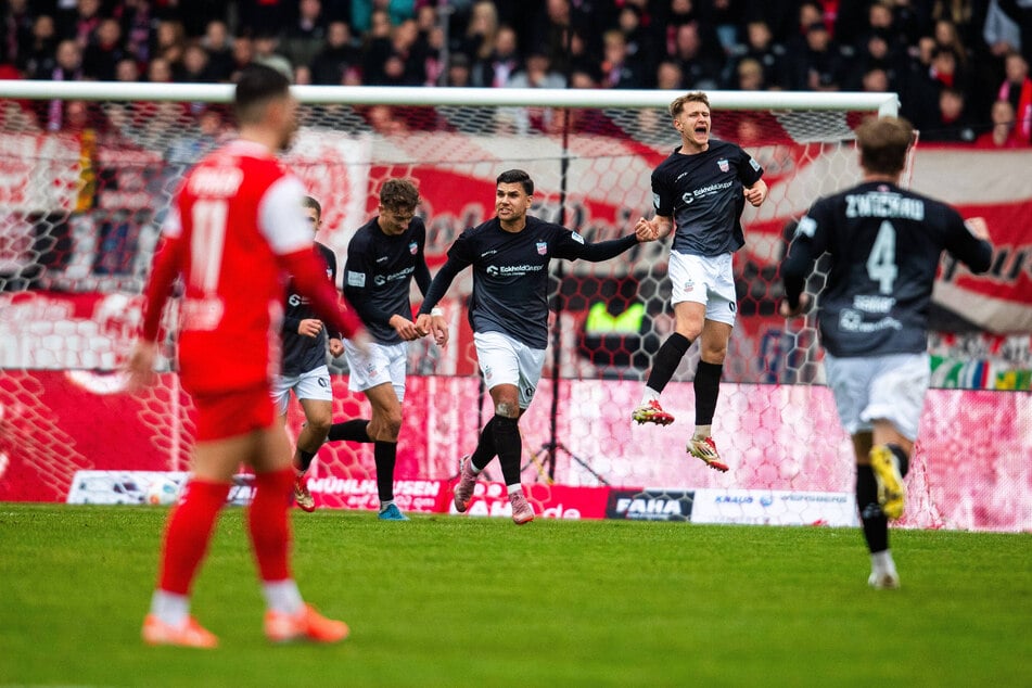 Anfangs lief es gut für den FSV Zwickau: Daniel Haubner (r.) brachte die Schwäne mit seinem Treffer in Führung.