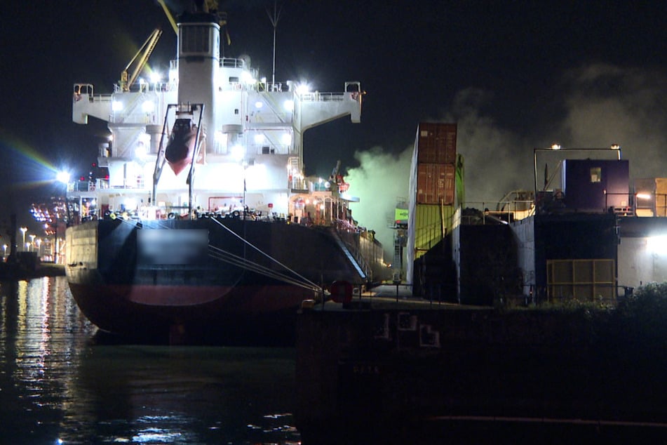 Am Sonntagabend ist ein Feuer auf einem Frachtschiff in Hamburg ausgebrochen.