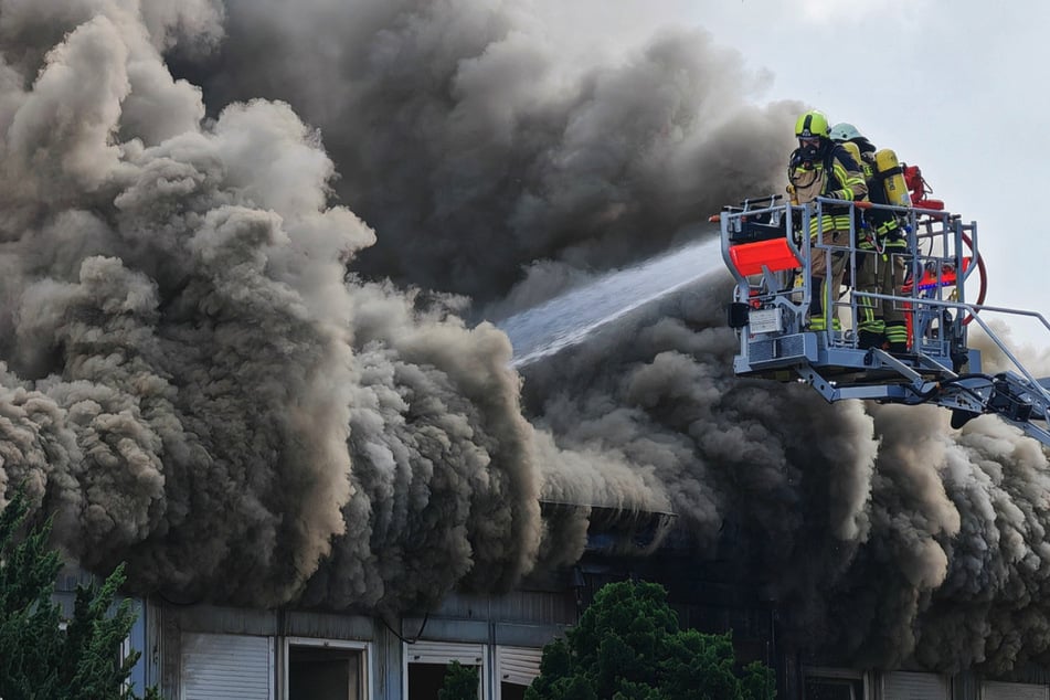 Anwohner sollen wegen der enormen Rauchentwicklung Fenster und Türen geschlossen halten.