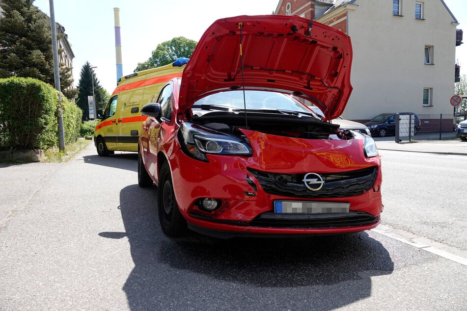 Auch der Opel wurde durch den Unfall leicht beschädigt.