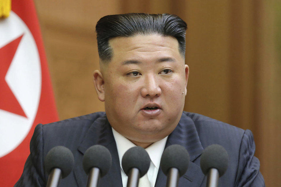 Kim Jong Un (38) hat beim mehrtägigen Parteitreffen Südkorea scharf angegriffen.
