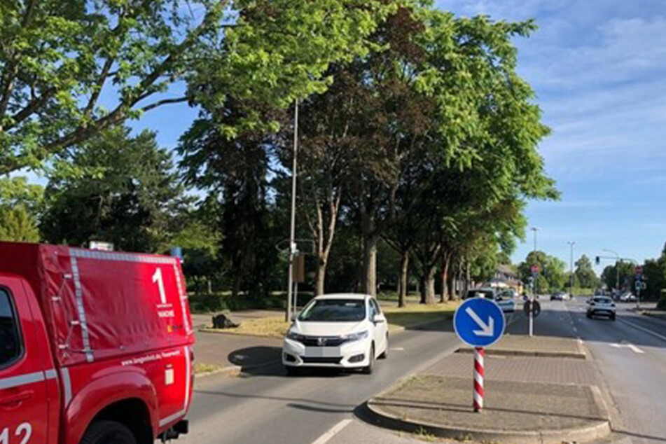 Von Autofahrerin missachtet: 14-Jähriger fliegt nach Crash in Gebüsch und wird schwer verletzt