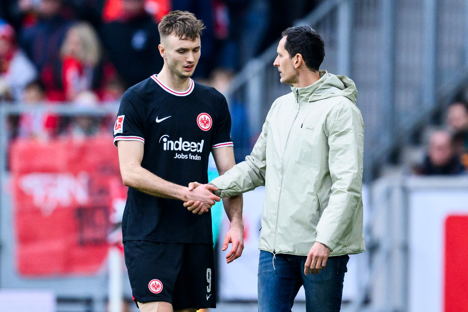 Aufgrund seiner schweren Verletzung wird Leihspieler Sasa Kalajdzic (26, l.) nicht mehr für Eintracht Frankfurter und Coach Dino Toppmöller (43) auflaufen.