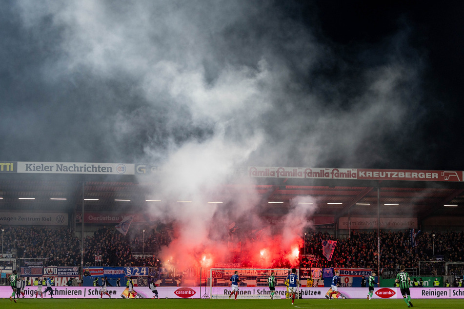 Kieler Fans brennen im Holstein-Stadion Pyrotechnik ab.