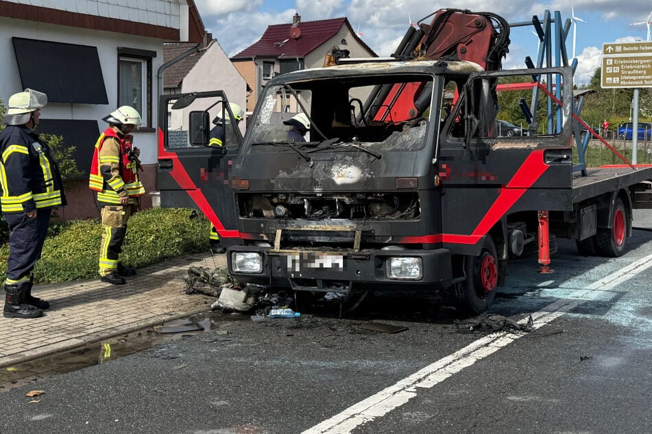 Die Spuren des Feuers sind am Lkw unübersehbar.