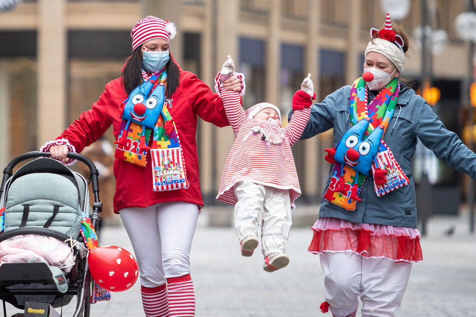 Jecke Aktion: Mehr als 100 Kölner Karnevalsfans lassen sich gegen Corona impfen