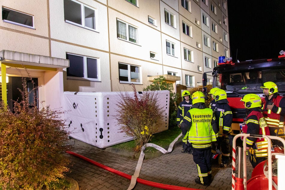 Die Mieter mussten evakuiert werden. Auch ein Sprungretter wurde in Stellung gebracht.