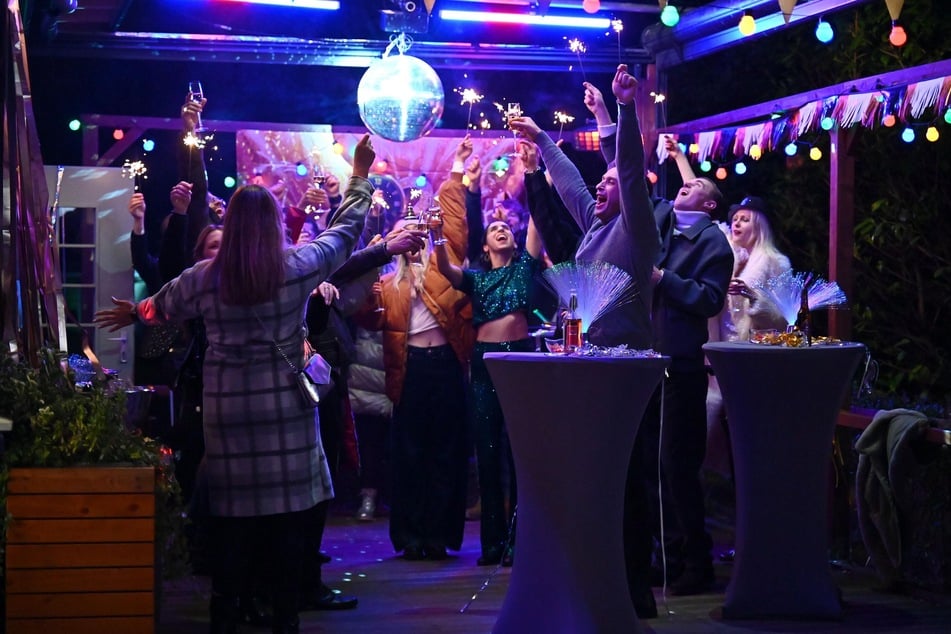 Die Freunde feiern fröhlich Silvester.