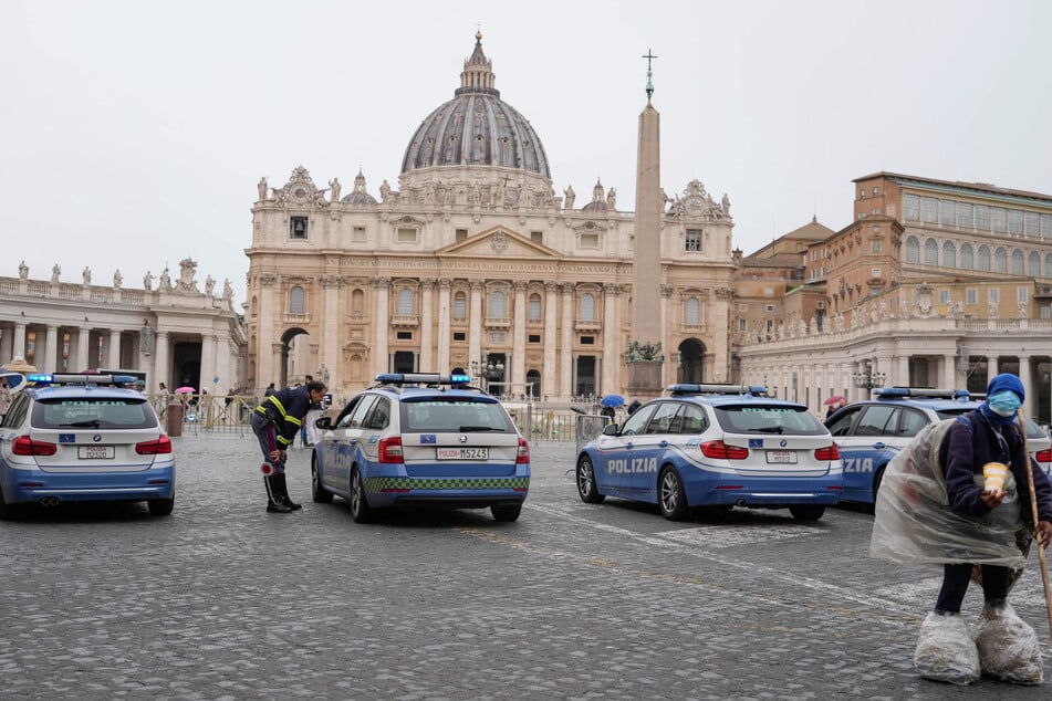 Die italienische Polizei sorgt für Sicherheit auf dem Petersplatz im Vatikan. Mit außerordentlichen Sicherheitsmaßnahmen hat sich Rom auf den Besuch des ukrainischen Präsidenten Selenskyj eingestellt.